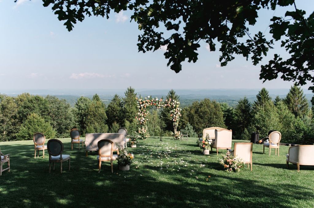 wedding with mismatched seating